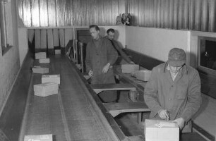 Freiburg: Bahnpostamt; Paketförderband im Betrieb
