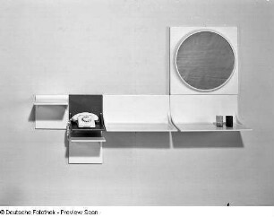 Wandspiegel mit Ablage : PUR-Regalsystem (1973; Hochschule für Kunst und Design Halle (Burg Giebichenstein)). Wandregale und Wandspiegel mit Ablage