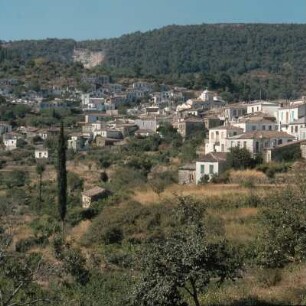 Samos. 476km2, 41000 Einwohner. Das Walddorf Pyrgos auf der Südseite des Karvúnis-Massivs
