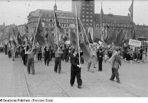 Demonstrationszug zum 1. Mai auf dem Karl-Marx-Platz mit Fahnen der Gesellschaft für Deutsch-Sowjetische Freundschaft und der Freie Deutschen Jugend sowie Delegierte des VEB Stadtpelz Leipzig