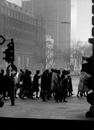 Hamburg-Altstadt. Rushour am Fußgängerüberweg Stephansplatz in der Nähe dere alten Oberpostdirektion