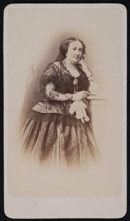 Porträt Caroline Raeder (1818-nach 1890; Sängerin, Schauspielerin). Albuminabzug auf Karton (Carte-de-visite mit Atelieraufdruck verso)