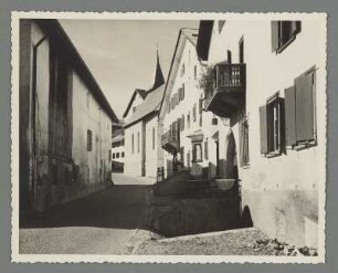 Fassaden einer Gasse in Zuoz