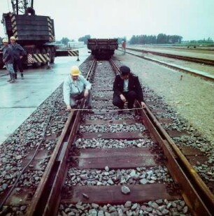 Arbeiter an der Gleisanlage, Bau des Fährhafens Mukran, Sassnitz