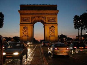 Arc de Triomphe von den Champs Elysees abends
