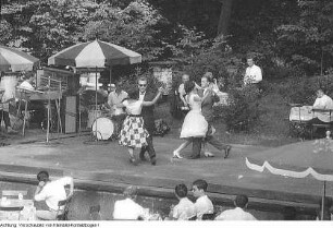 Dresden, Großer Garten?. Tanzvergnügen auf Bühne im Biergarten, 1964