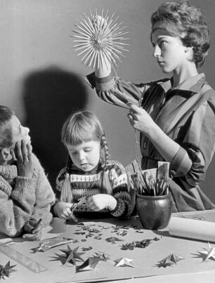 Vorweihnachtszeit. Zur Adventszeit werden Sterne gebastelt