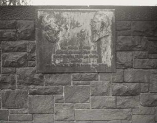 Denkmalanlage für die Gefallenen des 1. Weltkrieges : Denkmalanlage für die Gefallenen des 1. Weltkrieges. Stein, Metall, gegossen (1936; G. Wrba nach A. Lange). Gedenktafel für das Stifterpaar Anna Mathilde und Friedrich Hermann Ilgen. Wurzen, Park am Bahnhof