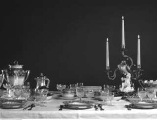 Gedeckter Tisch mit Service und Kerzenhalter