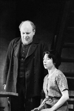 Szenenbilder aus "Die Spieldose" von Georg Kaiser (Regie: Horst Schönemann, Ausstattung: Dieter Berge). Maxim-Gorki-Theater Berlin, 02.06.1961 (Premiere am 06.06.1961) : Mit Albert Hetterle (Pierre Chaudraz), Ruth-Maria Kemper (Noelle), Uwe-Detlev Jessen (Paul Chaudraz) und Heinz Scholz (Parmelin)