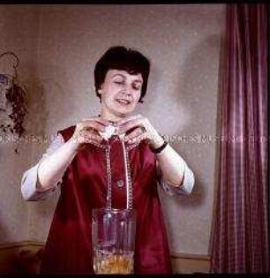 Frau mit Mixgerät