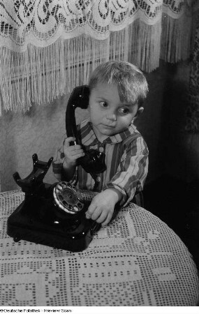 Junge mit einem Telefon
