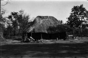 Verlassenes Haus an der Kupferlagerstätte : Verlassenes Haus an der Kupferlagerstätte nahe des Lunsenfwa-Flusses im Mundagebiet.