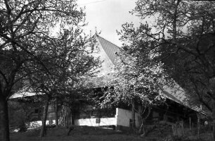 Glotterbad: Schwarzwaldhaus mit Schieferdach und Blüten; näher