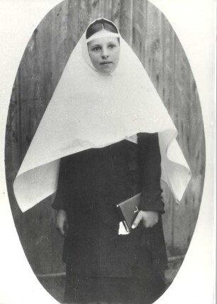 Konfirmandin aus Neschwitz : Kleidung - Truhentracht. Ort: Njeswačidło / Neschwitz. Bautzener Tracht. Konfirmandin aus Neschwitz aus dem Jahre 1925.
