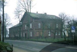Bünningstedt: Dorfstraße: Bauernhaus: links traufständiger Wirtschaftstrakt: Bildmitte giebelständiger Wohntrakt: Straßenfront mit Eingangstür, Traufseite