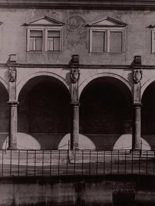 Dresden, Stallhof, Langer Gang, Sonnenuhr an der Fassade über den Arkaden