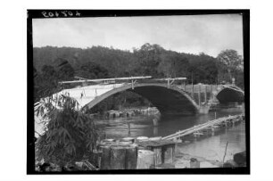Zweibogige Brücke : Südthailand. Betonierte Bögen der zweibogigen Betonbrücke, 1912/1913