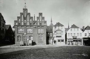 Rendsburg, Altstädter Markt : Rendsburg. Altstädter Markt mit ehemaligen Rathaus. Blick nach Norden