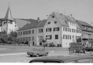 Höchst: Kirche an der Straßenkreuzung