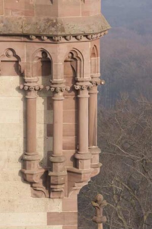 Freistehende Säulen auf Kragsteinen unter einer Eckwarte des Nordturms