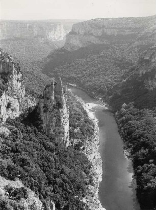 Landschaft bei Ardeche, hier mit der Kathedrale, einer reizvollen Felsbildung