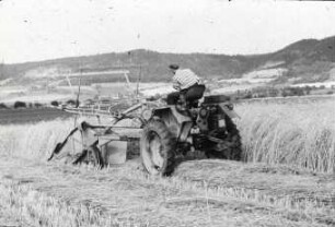 Getreideernte Schwadmäher der MTS Großkochberg (Frontanbaumaschine für Schlepper RS 09)