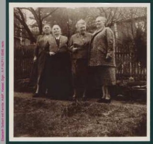 Elisabeth Selbert mit Schwestern und Mutter