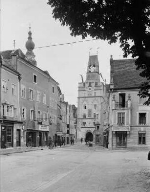 Braunau am Inn, Stadt : Braunau am Inn. Blick zum Salzburger Tor, Stadtplatz/Ecke Berg-Gasse