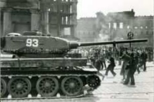 Demonstranten am Leipziger Platz bewerfen sowjetische Panzer mit Steinen