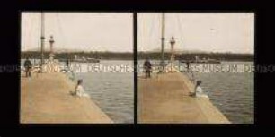 Passanten und Angler auf der Mole zum Leuchtturm und Ausflugsdampfer, Major Davel, auf dem Genfer See, Genf