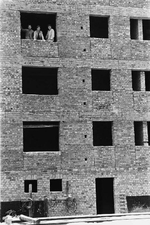 Gera? Baustelle des VEB Montagebau Berlin, der erstmals in der DDR Ziegel-Großblocks produziert und eingesetzt hat