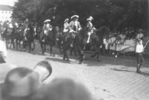 Abb. 21: Döbeln. Historischer Festumzug, Reitergruppe im Adelskostüm : Fotoalbum zum 3. Heimatfest der Stadt Döbeln vom 8. bis 10. Juni 1935. Mit Stadtmotiven und historischem Festumzug