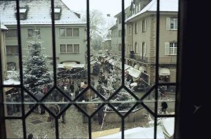 Staufen: Weihnachtsmarkt; Marktplatz vom Rathaus aus gesehen; durch Fenstergitter