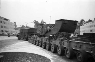 Transport eines 150 Tonnen schweren Teilstücks eines 300 Tonnen schweren Magneten für ein Zykloton des Atomreaktors bei Leopoldshafen.