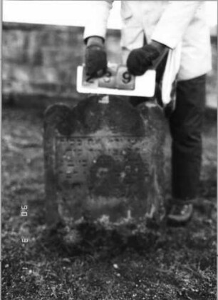 Grabstein 239 (Index: 100115142) Material: Sandstein Zustand: stark verwittert mit Textverlust Maße HxBxT: 70x58x12 cm Beschreibung: Stele mit dreigeteiltem Rundbogen: Grabstein 239