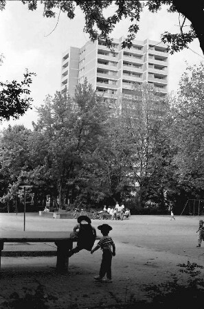 Freiburg; Landwasser: Hochhaus; unten Spielplatz