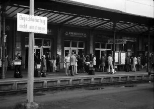 Freiburg: Hauptbahnhof; Wartende auf Bahnsteig 1