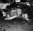 Verkehrsunfall: Pkw gegen Baum bei Überholmanöver in Ratzeburger Straße: Unfall-Pkw "Mercedes 300" mit eingedrückter Front auf Schrottplatz: dahinter anderes Autowrack: im Dunkeln