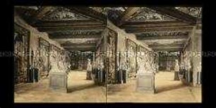 Saal mit Gobelin und Statuen in den Uffizien, Florenz