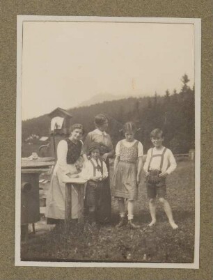 Raimund, Christiane und Franz von Hofmannsthal mit zwei Frauen in Aussee