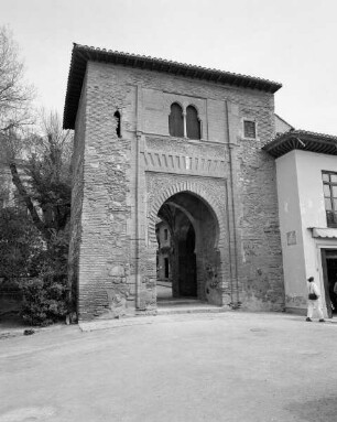 Alhambra — Festungsanlage — Puerta del Vino