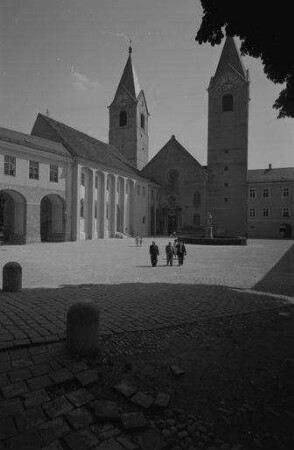 Freising: Domplatz mit Portal und Türmen