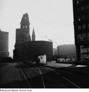 Berlin, Breitscheidplatz nach Südosten zur Gedächtniskirche zur Straßenbahnhaltestelle mit Fahrgastunterstand