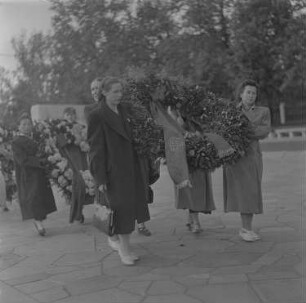 Kranzniederlegung an Ehrenmalen im Treptower Park in Berlin anlässlich des IV. Bundeskongresses des Demokratischen Frauenbundes Deutschlands (DFD) : Kranzniederlegung im Treptower Park