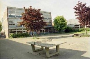Emil-von-Behring-Gymnasium: Nebengebäude, davor Tischtennisplatte