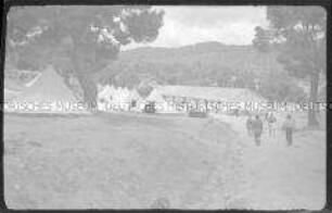 Internierung der Besatzungsangehörigen der "Columbus" im in Algerien gelegenen Internierungslager "Camp Suzzoni", Weg zwischen den Unterkünften (Häuser und Zelte) des Lagers