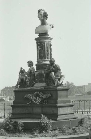 Denkmal für Ernst Rietschel : Denkmal für Ernst Rietschel. Bronze, Granit, Syenit; H. ca. 2,50 m (1868-1876; J. Schilling). Dresden-Altstadt, Brühlsche Terrasse