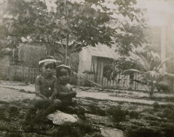 "2 children, Nauru"