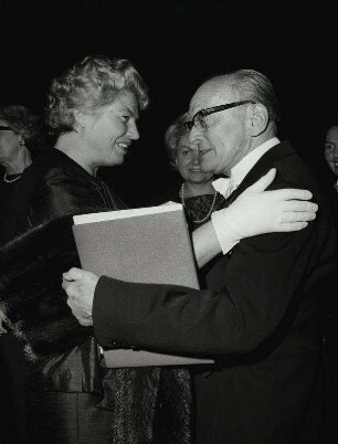 [Arthur Rother nimmt Glückwünsche entgegen]